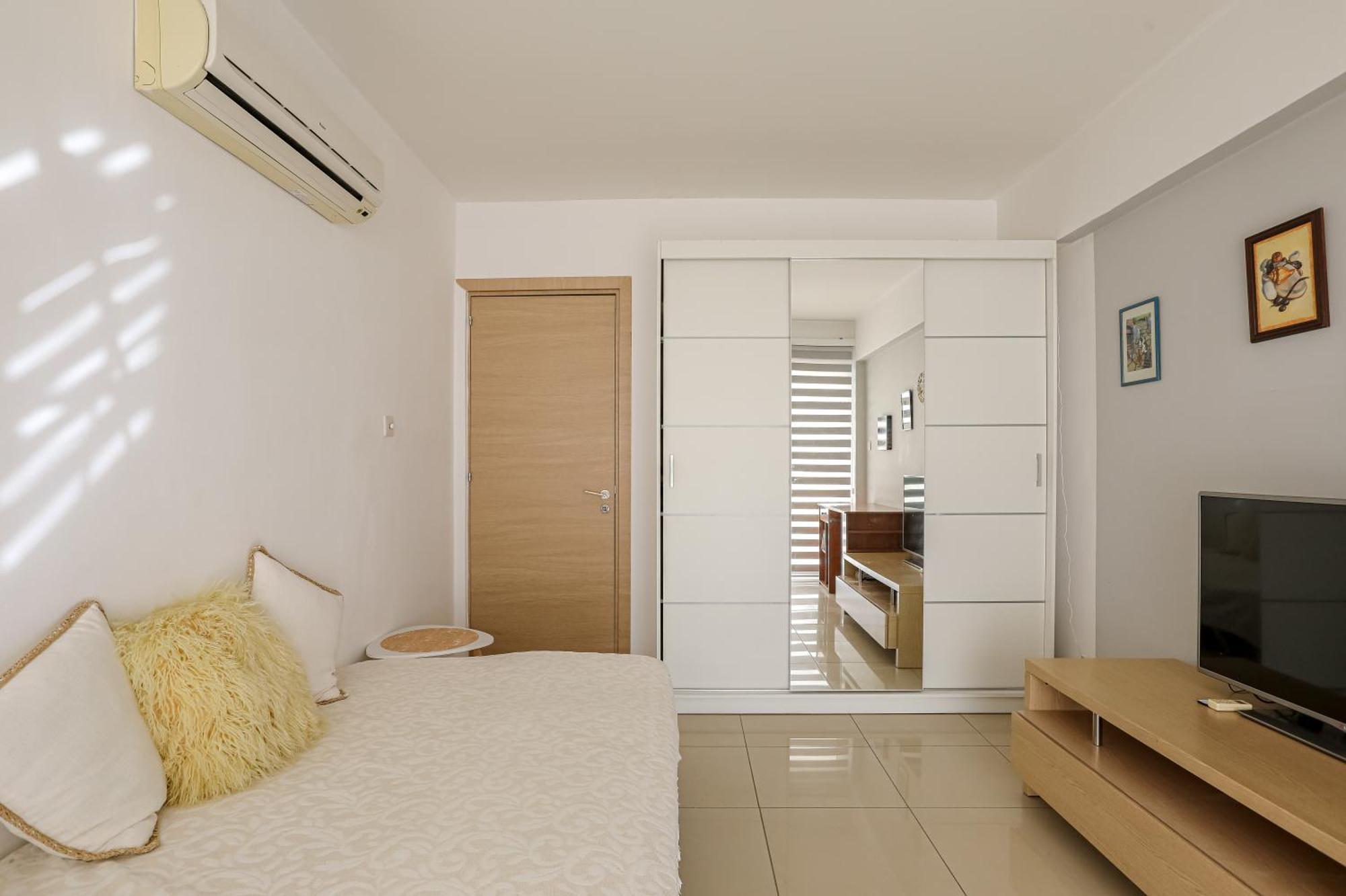 Lovely Bedroom In Shared Apartment Oroklini Екстериор снимка